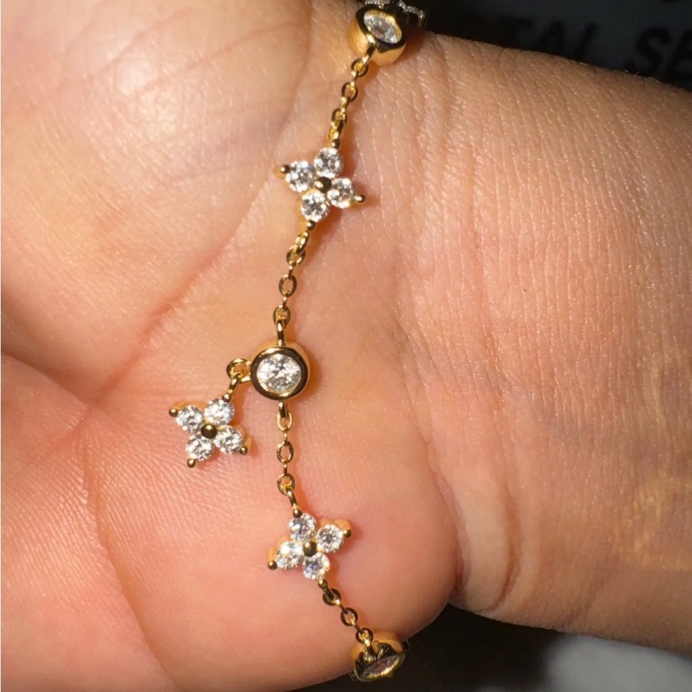 Woman bracelet with moissanite stone